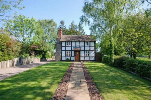 Whitbourne Casa | Log- burner, dog friendly- woodland views with walking trails and local pub on your doorstep! Popular walking trails nearby-Malvern Hills and the Brockhampton Estate- Peaceful village on the border of Hereford and Worcester