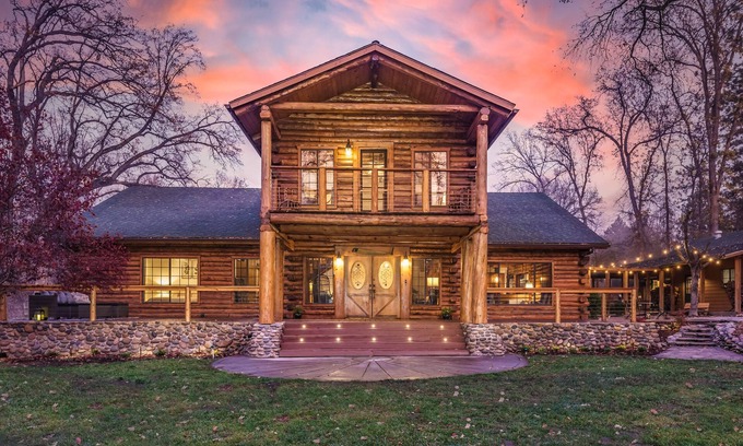 Ahwahnee Casa | Log Cabin sleeps 20 with hot tub, EV Charger, firepit
