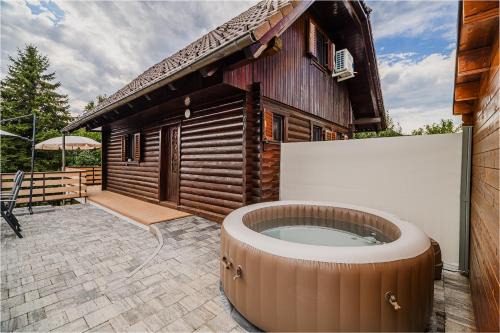 Brezice Casa | Log Cabin Vista View with Seasonal Hot Tub