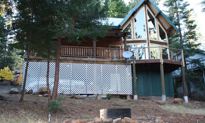 Lake Almanor Country Club Cabina | Cabaña de madera con vistas al lago y a la montaña, ideal para familias, 3 habitaciones, 2 baños, WIFI