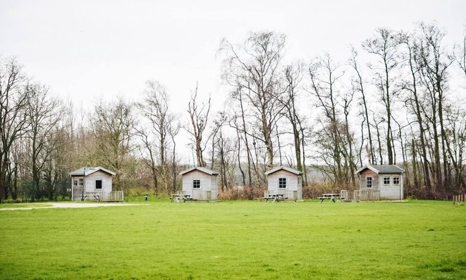 Vogelenzang Alquiler De RV | Log cabins are a basic accommodation if you don't want to rent an expensive hotel room or chalet. Ideal for cyclists, backpackers, and hikers.