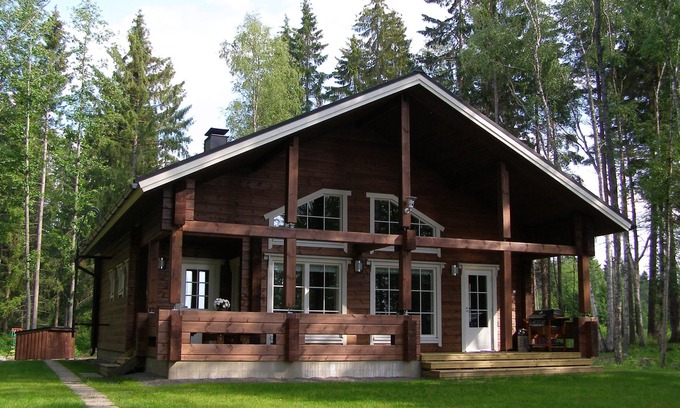 Hattula Cabaña | Chalets de madera rolliza a la orilla de un lago grande
