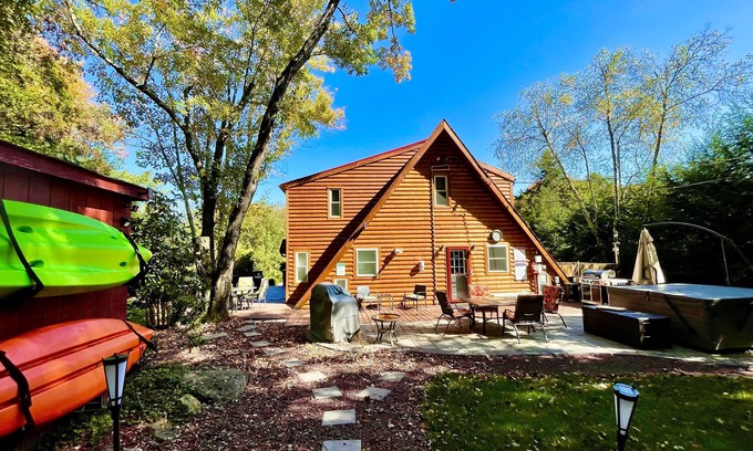 White Haven Cabina | Log House by the Lake - One of a Kind Property