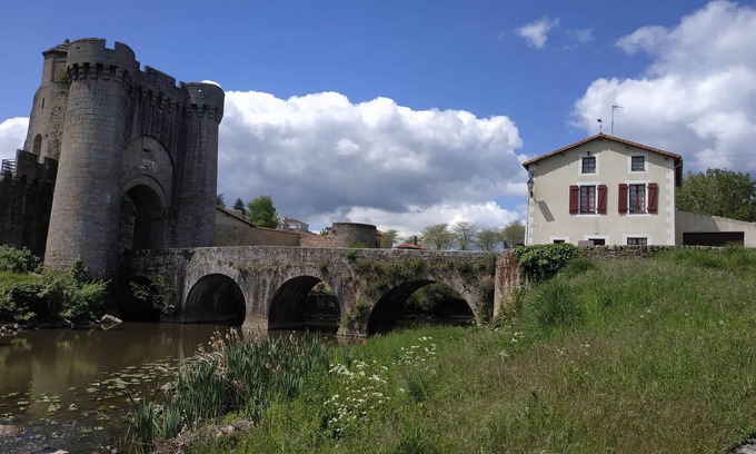 Parthenay Casa | Logis de la tour, en el corazón del barrio medieval de Parthenay, duerme de 4 a 6