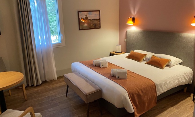 Grignan Hotel | Logis Hôtel La Bastide De Grignan & Restaurant "La Chênaie"