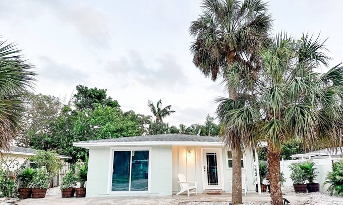 Longbeach Village Casa | Longboat Key beach house - 5 min walk to the beaches and top local restaurants