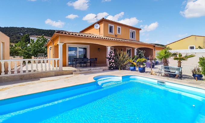 Vailhauques Casa | Look forward to this family-friendly vacation home with swimming pool.