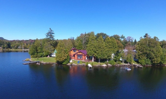 Newark Cabina | Loon Lodge, una cabaña de 2 dormitorios frente al mar en Newark Pond en Newark, Vermont, NEK
