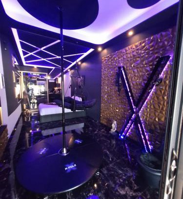 Miniac-Morvan Hotel | love room mes petits secrets miniac morvan avec jacuzzi privatif