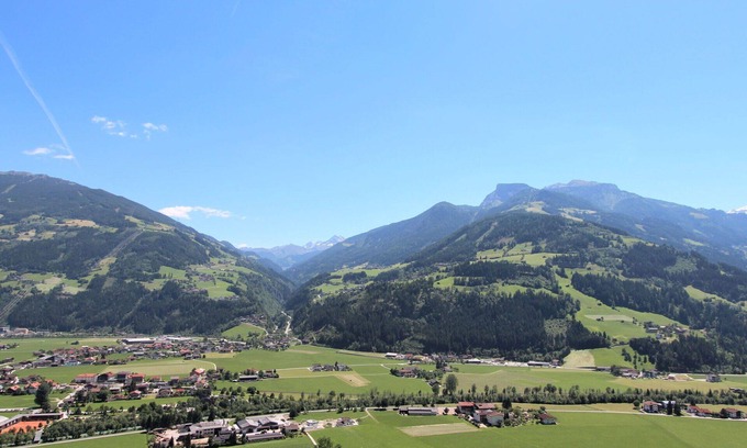 Hainzenberg Apartamento | Lovely apartment for 4 guests with WIFI, TV and parking