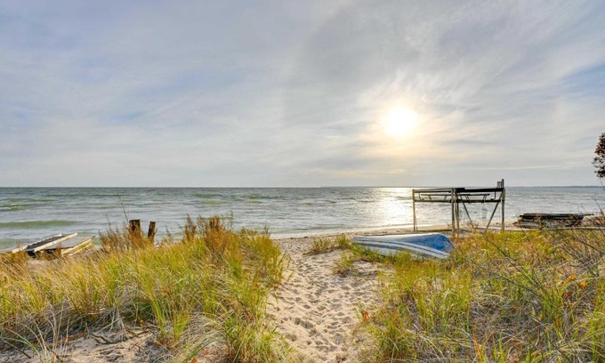 Au Gres Casa | Lovely Au Gres Cottage with Hot Tub Walk to Beach!