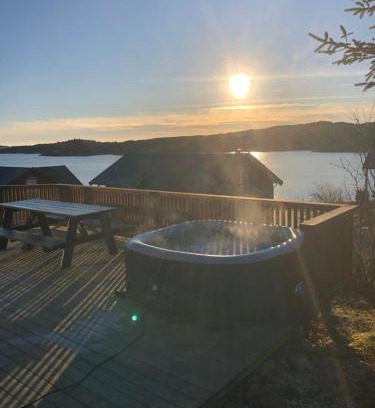 Steinsland Casa | lovely cottage by the sea with hot tub and sauna