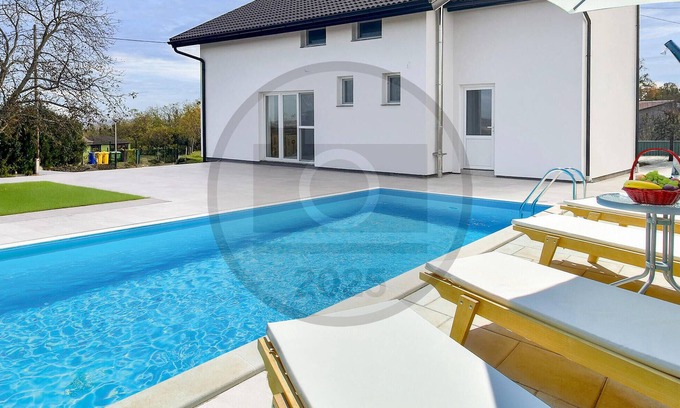 Batina Casa | Preciosa casa en Batina con sauna