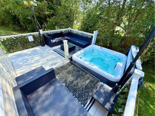 Swarland Casa | Lovely Hot Tub Caravan in Northumberland, Free Golf Access, Dog Friendly