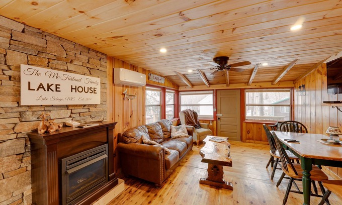 South Casco Cabina | Lovely Maine Cabin w/ Deck, Gas Grill & Fire Pit!