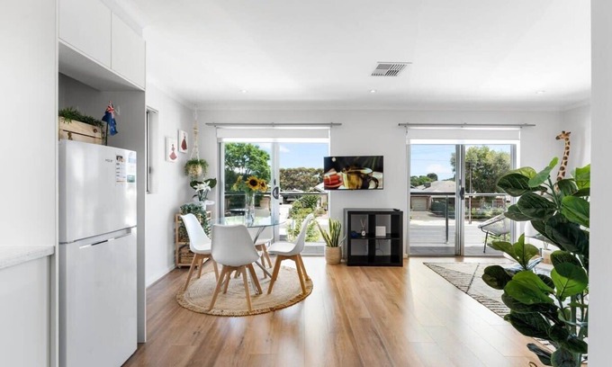 Oaklands Park Casa | Lovely Renovated 2BR Townhouse/WiFi/Parking