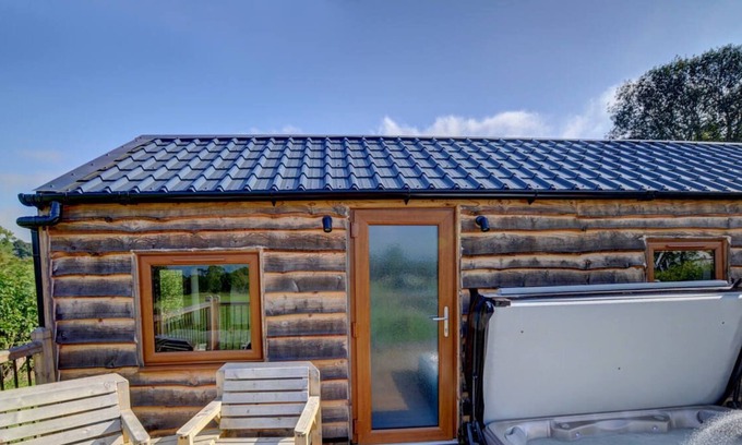 Penybont Chalet De Esquí | El estado del cielo oscuro de esta área de Radnorshire y la bañera de hidromasaje privada en la terraza de Lov