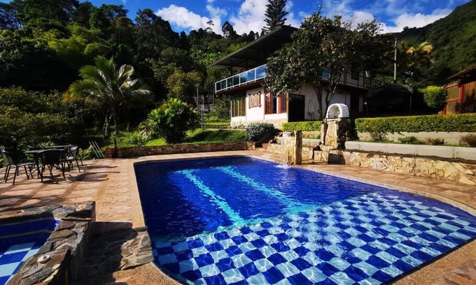 Genova Chalet De Esquí | Lugar en las montañas piscina, jacuzzi El Vergel