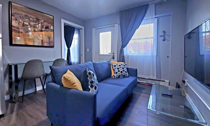 Beacon Apartamento | LUX APT King Bed, washer dryer dishwasher.