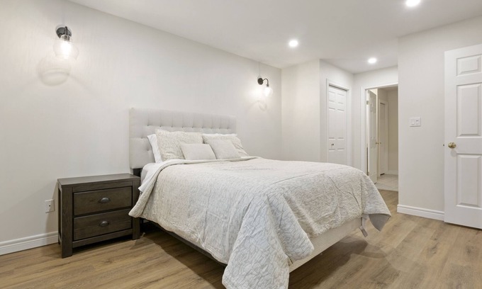 Woodslee Casa | Lux. Modern Blue Heron Home Fireplace, Garage, Pet-Friendly, easily accessible!