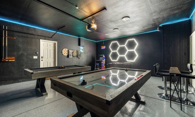 Olivehurst Casa | Lux Retreat w/ Hot Tub/ Game Rm/ BBQ / 4 mins to Toyota Amphitheater & Hard Rock