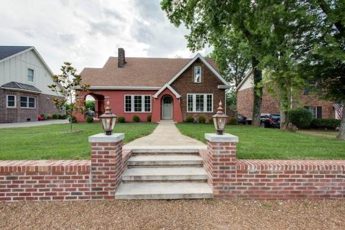 Nashville Casa | Lux West Nash Tudor 4mi to DT Sleeps 9
