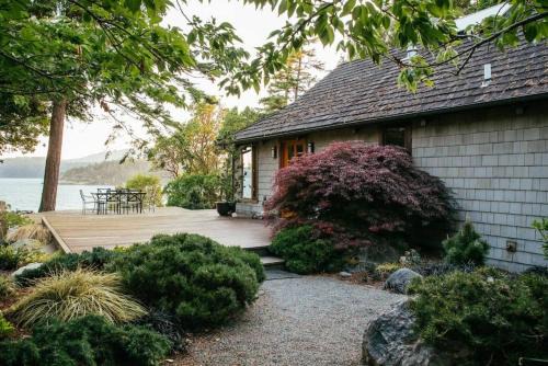 Eastsound Casa | Luxe Beachfront, Hot Tub, Kayaking, Walk To Town