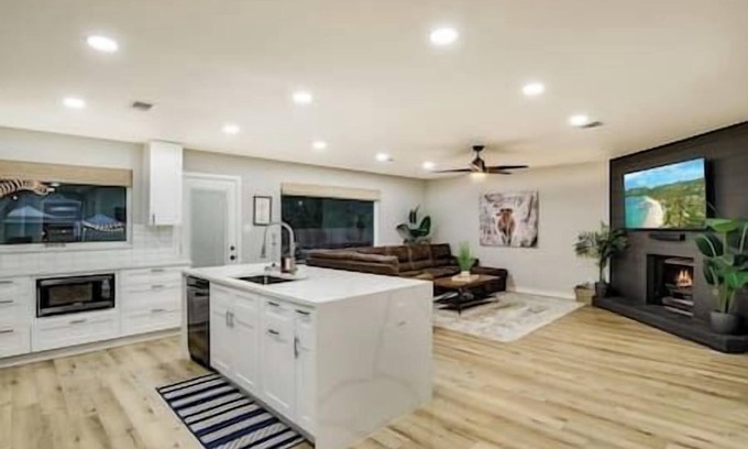 Woodstone Village Casa | Luxe Family Home | Sleeps 7 | South Austin!