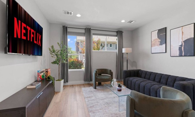 University Hills and Windsor Park Casa | Luxe Home - Sleeps 12+! Great for ACl, F1, and DT!