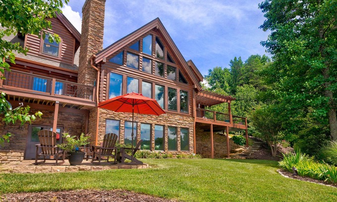 Tate Cabina | Luxe lakefront retreat with fishing dock, deck, firepit, patio & pool table
