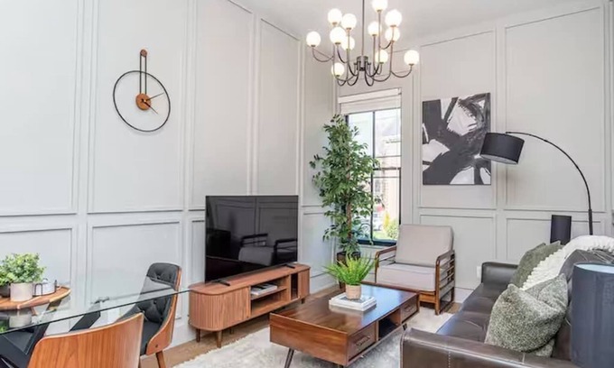 Fox Point Apartamento | LUXE Sun Drenched 2 Bd, Steps to Brown and Wayland