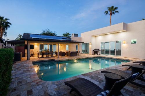 Scottsdale Vista Casa | Luxe- Zephyr -Pool - Putting Green - Tons of Games