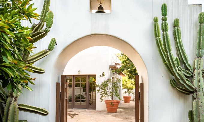 Redlands Casa | Casa de huéspedes independiente de estilo Santa Fe recientemente renovada; perro amigable