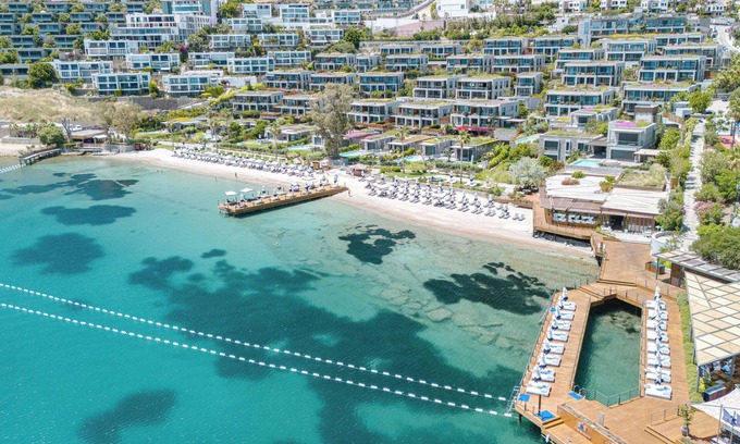 Bodrum City Center Complejo | Luxurious Beachfront Flat with Hotel Amenities Inside a 5-Star Resort