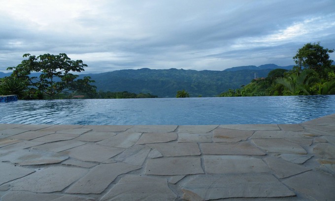 Atenas Casa | Lujoso castillo, piscina infinita y asombrosas vistas.