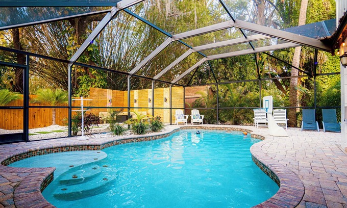 Old Seminole Heights Casa | Luxurious & Cozy 6bed Gem ~ Heated Pool ~Fire Pit ~ Bar & Game Room ~ Downtown