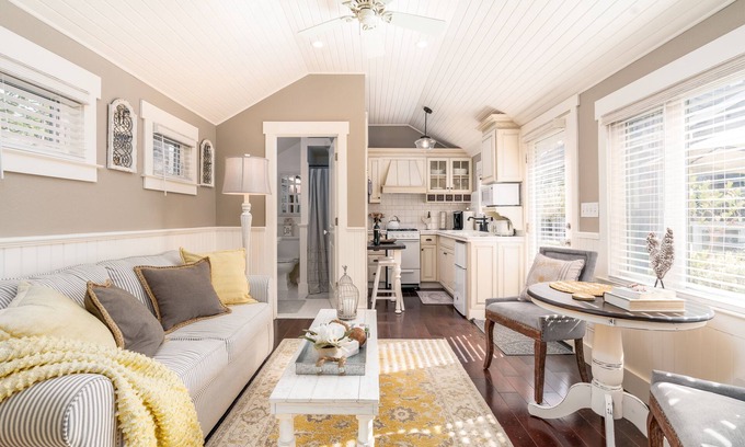 Ukiah Casa | Luxurious Downtown Guest Cottage / 2 Beds / Garden Oasis w/Firepit