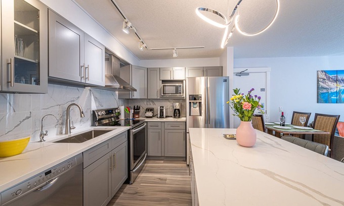 Canmore Apartamento | Luxurious Honeymoon & Anniversary Suite