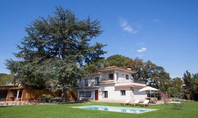 Santa Eulalia de Roncana Casa | Lujosa casa con 5.000 m² de jardín. Piscina, aire acondicionado y barbacoa.