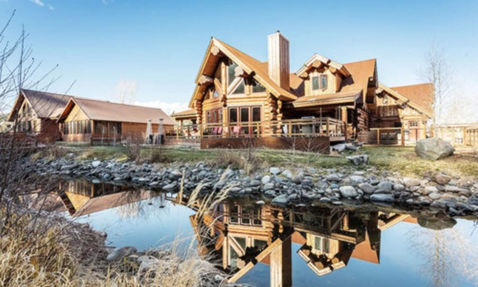 South Fork Hotel | Luxurious log cabin with river views, hot tub, firepit, outdoor areas, & W/D
