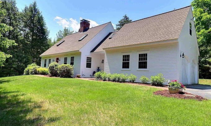 New London Casa | Luxurious, private & spacious house on 2 acres minutes from mountains/lakes.