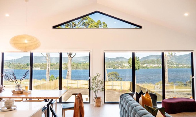 Sullivan's Cove Villa | Luxurious Waterfront home in the North of Hobart