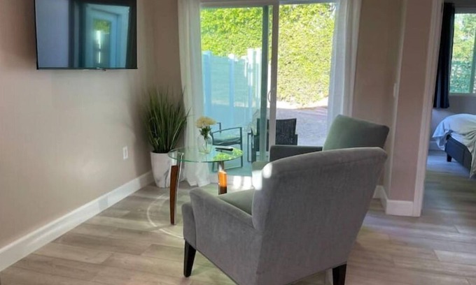 Agua Dulce Casa | Luxury 1 bedroom suit with patio and Laundry unit