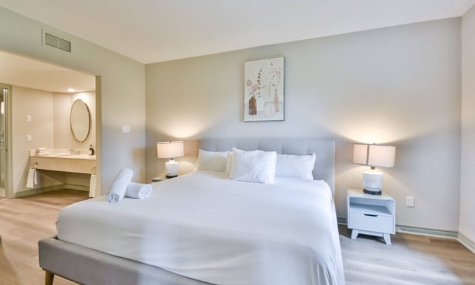 Oro-Medonte Condominio | Luxury 2BR King Condo – with Pool & Spa Access