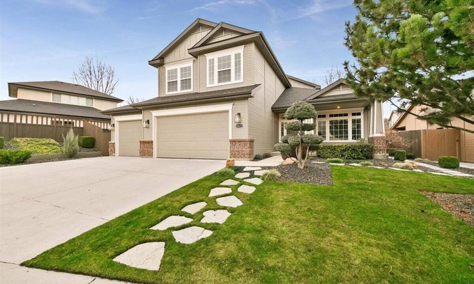 Garden City Casa | Luxury 3 BD/3BA house in charming Boise with WiFi, AC, Bikes, Com. Pool