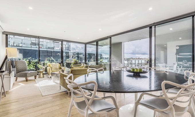 Abbotsford Condominio | Luxury 3BR Riverside Sub-Penthouse w Huge Balcony