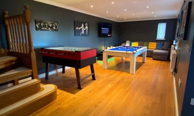 Newtown Casa | Luxury 4-5 Bed Home with Games Room and Balcony