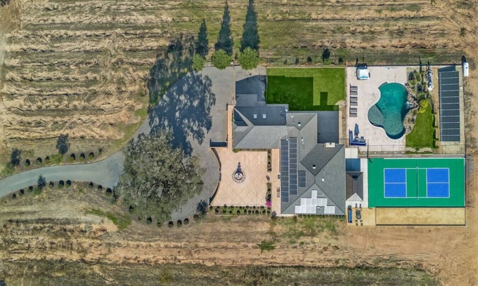 Victor Casa | Luxury 4 Acre Estate - Pickleball, Pool, Game Room