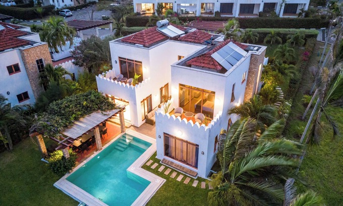 Mtwapa Villa | Luxury 4-Bedroom Beachfront Villa - 1 min walk to the beach!