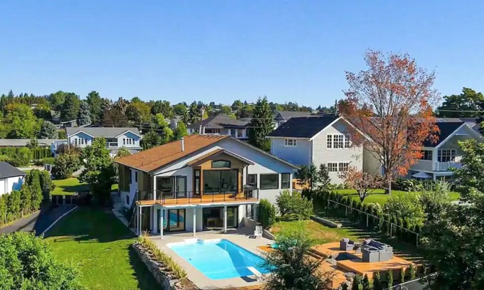 Central Okanagan Casa | Luxury 5 Bedroom house w/ POOL, SAUNA & Games Room